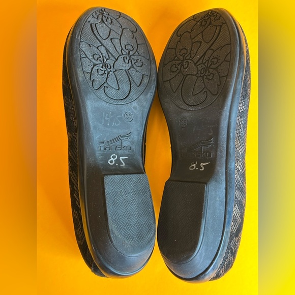 Dansko Vintage Olivia Black and Metalic Gold/Bronze Patterned Loafers 1” Heel - Picture 11 of 12